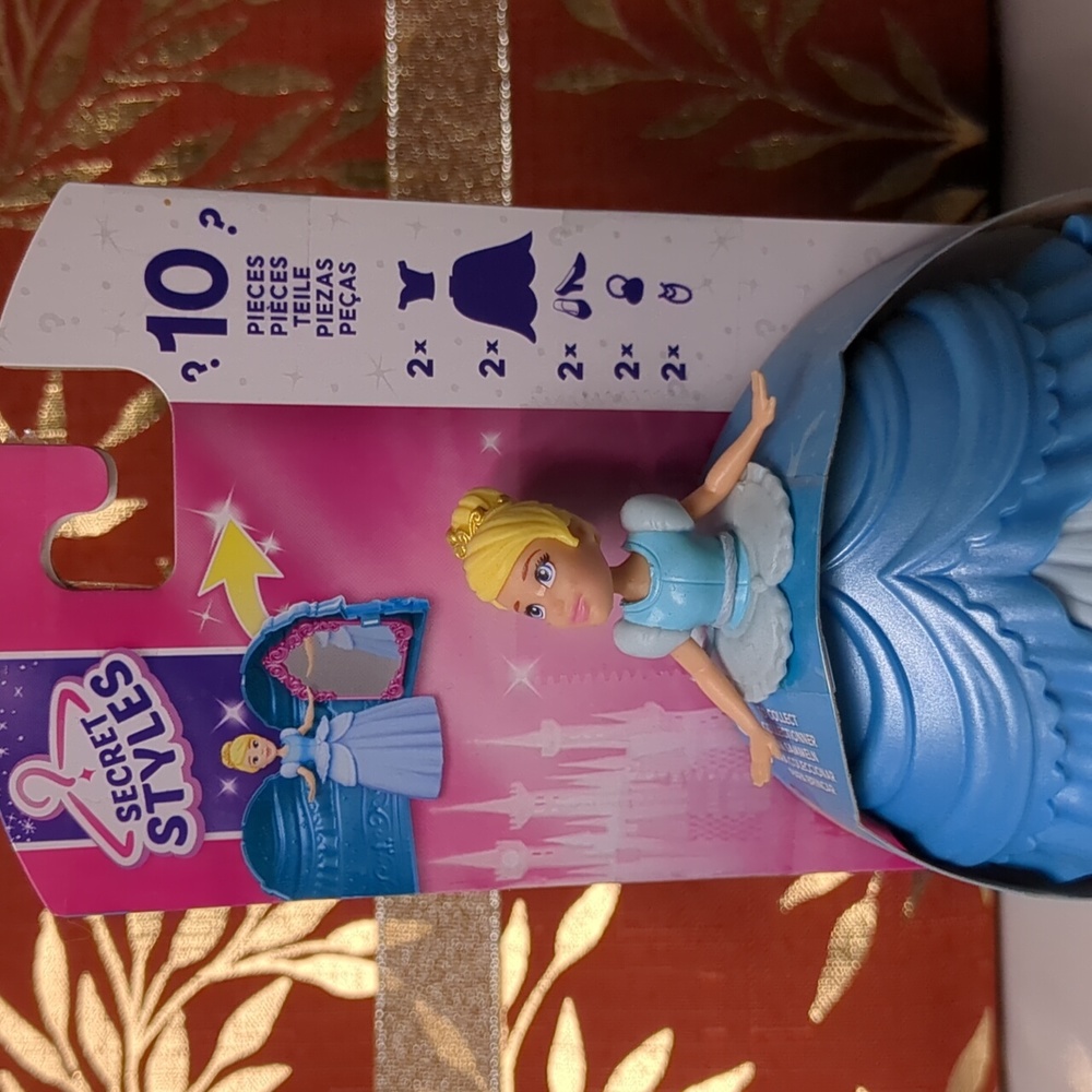 Disney princess fashion surprise - Picture 2 of 10
